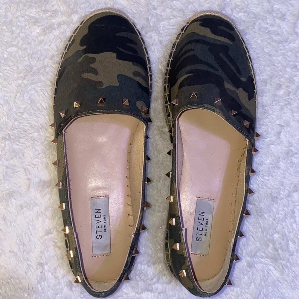Camo platform shoes with gold stud trimming